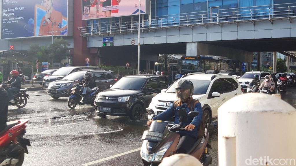 Jalan rusak berupa lubang dan genangan di Jl Metro Pondok Indah dekat Pondok Indah Mall, Jaksel, 7 Maret 2023. (Magdalena HNG/detikcom)