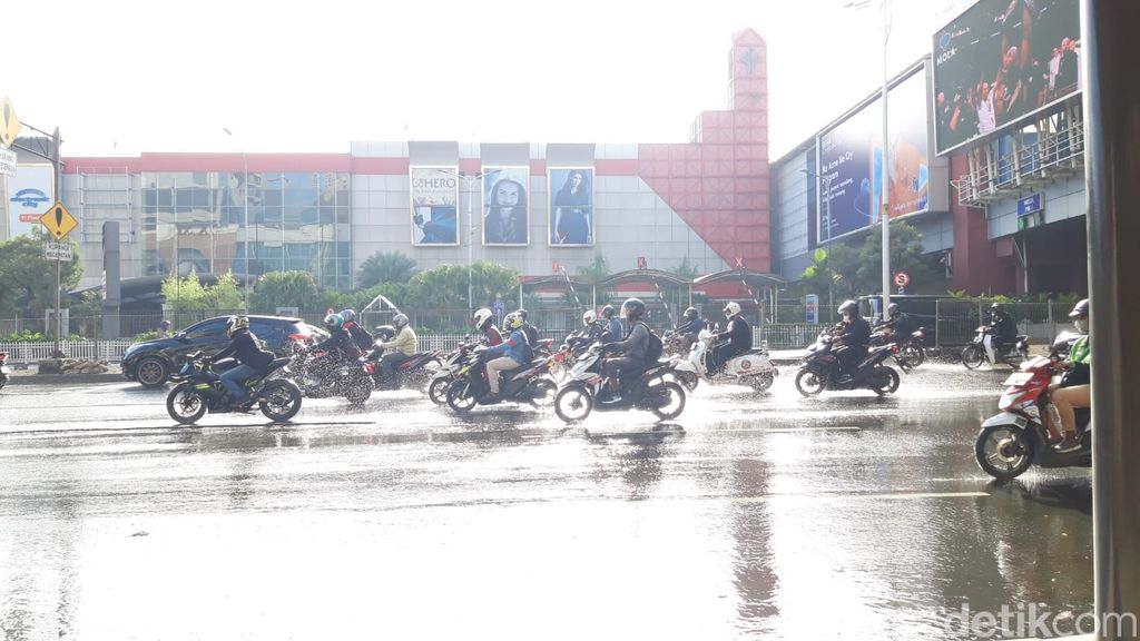 Jalan rusak berupa lubang dan genangan di Jl Metro Pondok Indah dekat Pondok Indah Mall, Jaksel, 7 Maret 2023. (Magdalena HNG/detikcom)