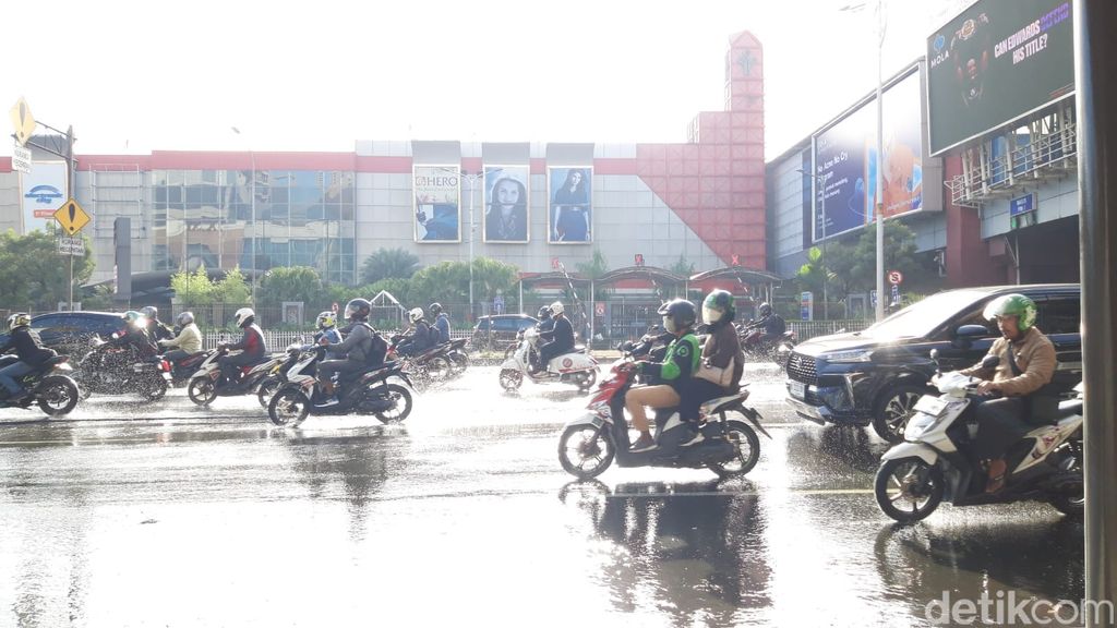 Jalan rusak berupa lubang dan genangan di Jl Metro Pondok Indah dekat Pondok Indah Mall, Jaksel, 7 Maret 2023. (Magdalena HNG/detikcom)