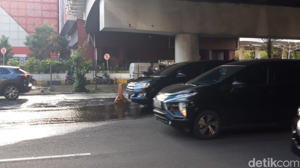Jalan rusak berupa lubang dan genangan di Jl Metro Pondok Indah dekat Pondok Indah Mall, Jaksel, 7 Maret 2023. (Magdalena HNG/detikcom)