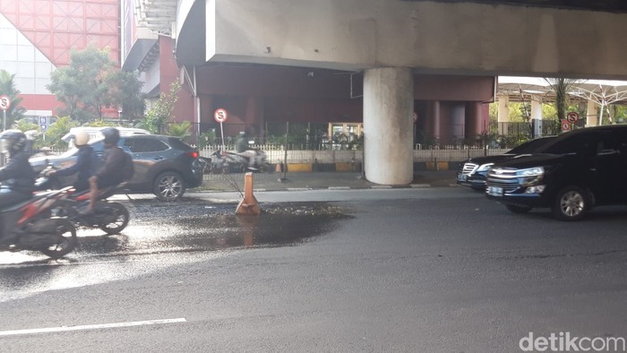 Jalan rusak berupa lubang dan genangan di Jl Metro Pondok Indah dekat Pondok Indah Mall, Jaksel, 7 Maret 2023. (Magdalena HNG/detikcom)