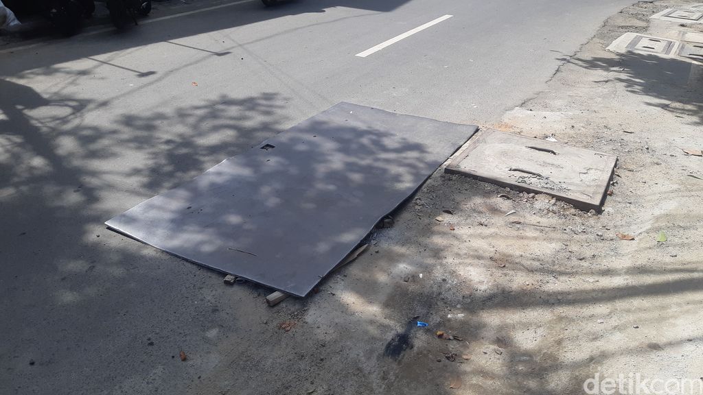 Jl Kuningan Barat di Jaksel atau disebut sebagai 'jalan seribu galian', kini sudah lebih rapi ketimbang pekan lalu. Kondisi 7 Maret 2023. (Danu Damarjati/detikcom)