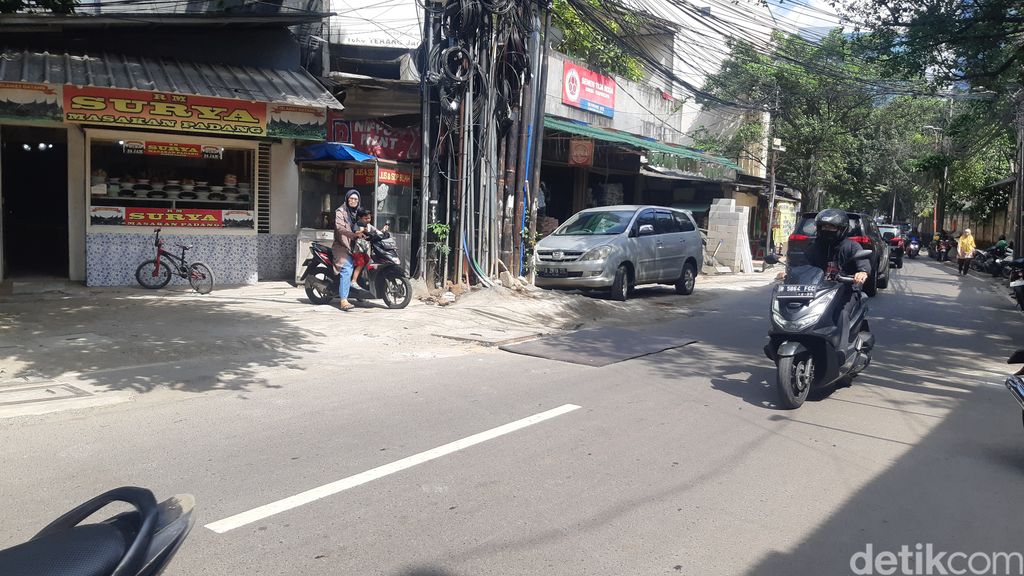 Jl Kuningan Barat di Jaksel atau disebut sebagai 'jalan seribu galian', kini sudah lebih rapi ketimbang pekan lalu. Kondisi 7 Maret 2023. (Danu Damarjati/detikcom)