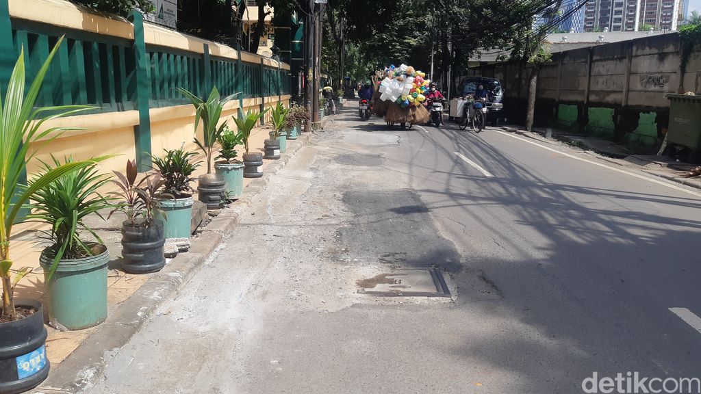 Jl Kuningan Barat di Jaksel atau disebut sebagai 'jalan seribu galian', kini sudah lebih rapi ketimbang pekan lalu. Kondisi 7 Maret 2023. (Danu Damarjati/detikcom)
