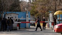 Personel keamanan Taliban berjaga-jaga ketika mahasiswa laki-laki tiba setelah pembukaan kembali Universitas Kabul di gerbang masuknya. Larangan kuliah untuk perempuan adalah salah satu dari beberapa pembatasan yang diberlakukan Taliban sejak kelompok itu kembali berkuasa di Afghanistan pada Agustus 2021. Wakil Kohsar/AFP/Getty Images