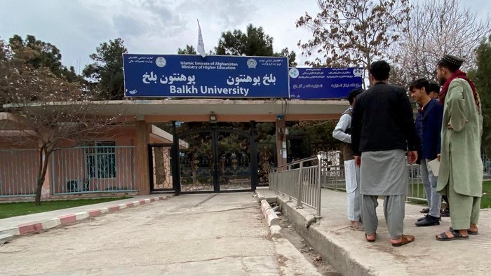 Kampus di Afghanistan Dibuka Kembali, tapi Perempuan Dilarang Masuk Male students arrive at the Balkh University after the universities were reopened in Mazar-i-Sharif on March 6, 2023. - Male students trickled back to their classes on March 6 after Afghan universities reopened following a winter break but women remain barred by Taliban authorities. (Photo by Atif ARYAN / AFP) (Photo by ATIF ARYAN/AFP via Getty Images)