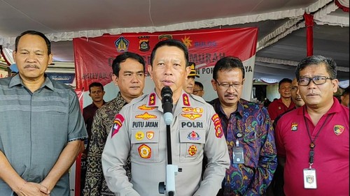 Kapolda Bali Irjen Putu Jayan Danu Putra saat bertemu dengan wartawan di acara operasi pasar murah dan bhakti sosial di Pasar Kreneng, Kota Denpasar, Selasa (7/3/2023). (I Wayan Sui Suadnyana/detikBali)