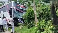 Momen Bus Ngeblong 500 Meter Tabrak Beruntun 5 Kendaraan Di Probolinggo