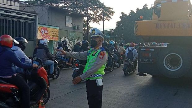 Kendaraan alat berat mogok di Jalan Daan Mogot, Jakarta Barat, Selasa (7/3/2023) pagi.