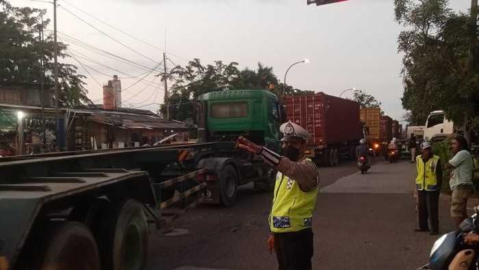 Kendaraan kontainer menuju Cakung bikin macet di Jalan Bekasi.