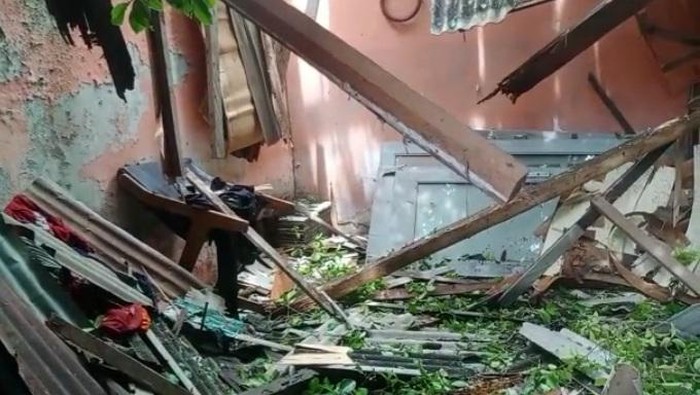Sebanyak 212 rumah rusak di Kota Kendari, Sulawesi Tenggara (Sultra) akibat cuaca ekstrem dan pohon tumbang.