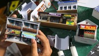 Kerajinan miniatur pertokoan ini dibuat dari bahan kertas art karton, pvc dan hardboad.