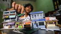 Perajin menata miniatur pertokoan di rumah produksi Craftoys 181, Depok, Jawa Barat, Selasa (7/3/2023).