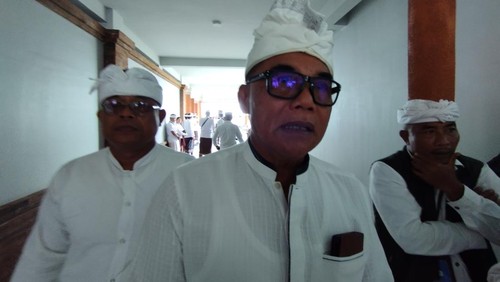 Ketua DPRD Bali I Nyoman Adi Wiryatama mengingatkan pengunjung dan masyarakat untuk menjaga kebersihan Pura Agung Besakih dari sampah, usai acara melaspas, pada Senin (6/3/2023).