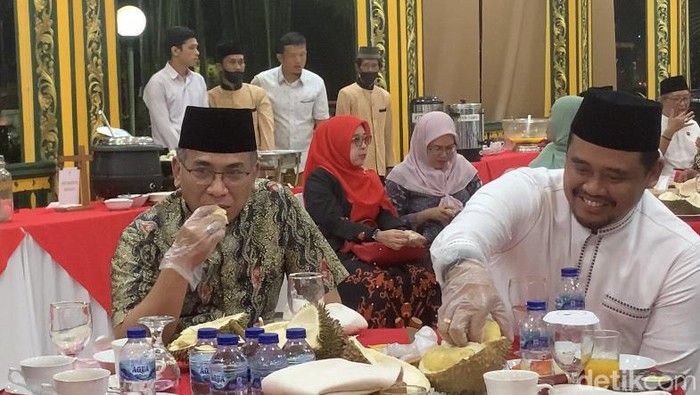 Ketum PBNU Yahya Qholil Staquf (Gus Yahya) makan durian bareng Wali Kota Medan Bobby Nasution