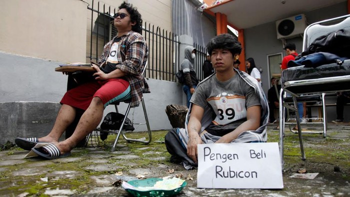 Kocak! Begini Ekspresi Peserta Saat Ikut Lomba Melamun di Solo Sebanyak 26 peserta mengikuti lomba melamun di Solo. Para peserta yang hadir mengenakan kostum-kostum unik dan lucu.