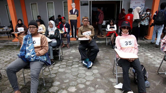Kocak! Begini Ekspresi Peserta Saat Ikut Lomba Melamun di Solo Sebanyak 26 peserta mengikuti lomba melamun di Solo. Para peserta yang hadir mengenakan kostum-kostum unik dan lucu.