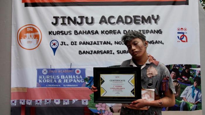 Kocak! Begini Ekspresi Peserta Saat Ikut Lomba Melamun di Solo Sebanyak 26 peserta mengikuti lomba melamun di Solo. Para peserta yang hadir mengenakan kostum-kostum unik dan lucu.