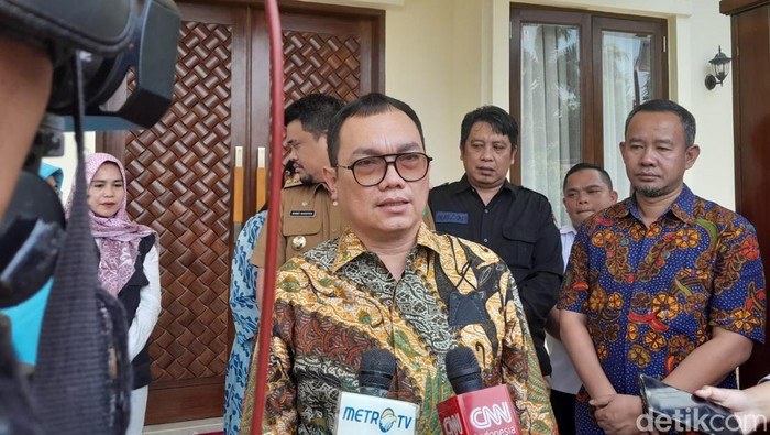 Komisioner KPU RI Parsadaan Harahap saat di rumah Bobby Nasution menyaksikan Pantarlih melakukan Coklit (Foto: Maryam Mazaya)