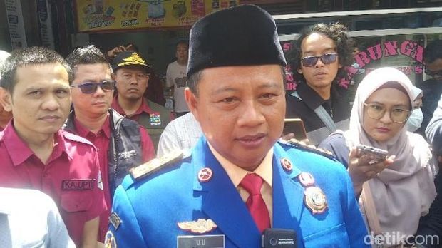 Kondisi jalan rusak di Majalengka.