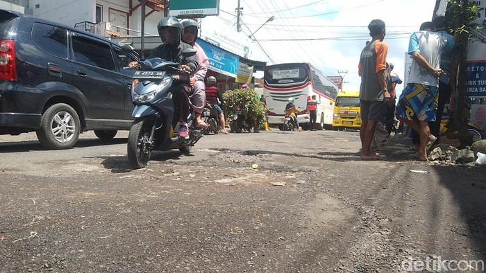 Kondisi jalan rusak di Majalengka.