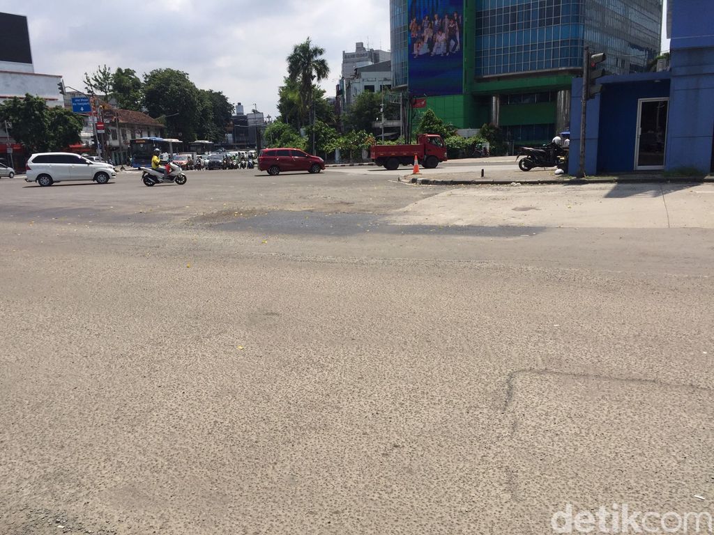 Kondisi perempatan Harmoni, Jakarta Pusat, lubang telah ditambal, 7 Maret 2023. (Fathia Nabila Qonita/detikcom)