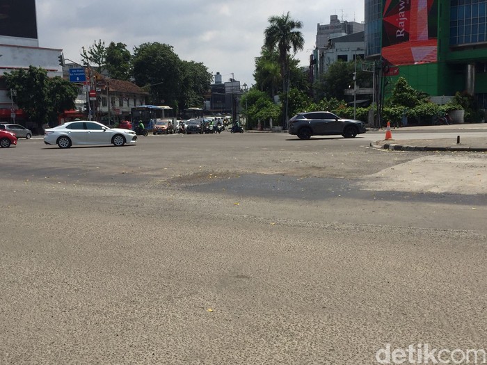 Kondisi perempatan Harmoni, Jakarta Pusat, lubang telah ditambal, 7 Maret 2023. (Fathia Nabila Qonita/detikcom)