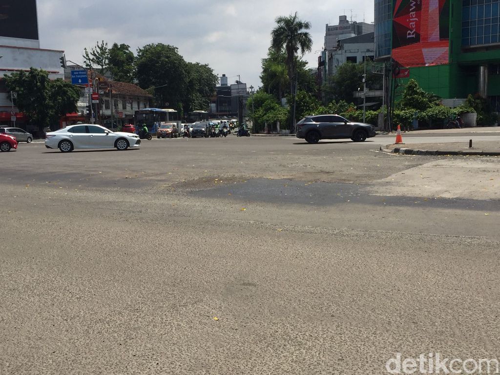 Kondisi perempatan Harmoni, Jakarta Pusat, lubang telah ditambal, 7 Maret 2023. (Fathia Nabila Qonita/detikcom)