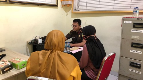 Tiga tersangka dugaan korupsi BUMDes Karya Mandiri Desa Kampung Toyapakeh, Nusa Penida, Selasa (7/3/2023).