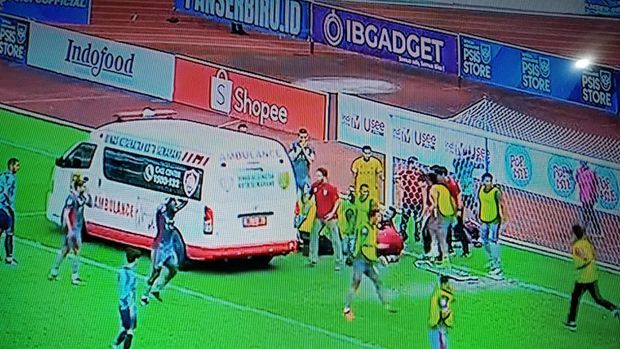 Laga antara PSIS Semarang vs Madura United pekan ke-29 Liga 1 diwarnai pemain tak sadarkan diri