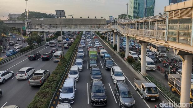 Lalu lintas di Jalan Gatot Subroto dan Jalan Jenderal Sudirman, Selasa (7/3/2023) sore.