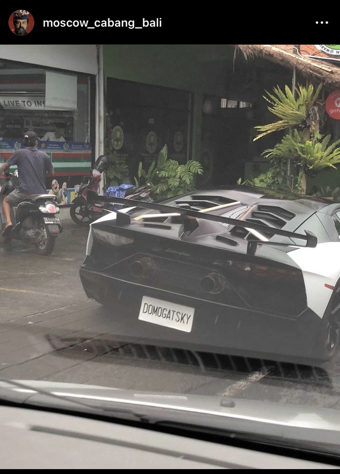 Lamborghini dengan pelat DOMOGATSKY tertangkap kamera oleh pengendara.
