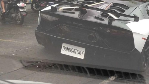 Lamborghini dengan pelat DOMOGATSKY tertangkap kamera oleh pengendara.