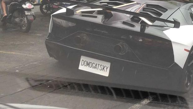 Lamborghini dengan pelat DOMOGATSKY tertangkap kamera oleh pengendara.