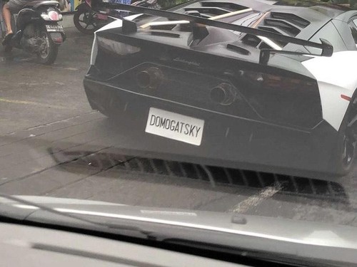 Lamborghini dengan pelat DOMOGATSKY tertangkap kamera oleh pengendara.
