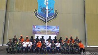 Personel gabungan Lanud Sultan Hasanuddin dan petugas Basarnas Makassar di Skadron Udara 5 Makassar. Foto: Ihksan Bayu Aji Saputra/detikSulsel