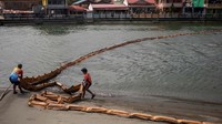 Pihak berweang kini tengah berusaha menangani tumpahan minyak tersebut.