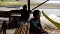 Seorang nelayan melihat setelah tumpahan minyak dari kapal tanker bahan bakar MT Princess Empress yang tenggelam, di kota pesisir Pola, provinsi Oriental Mindoro, Filipina, Senin (6/3/2023). 