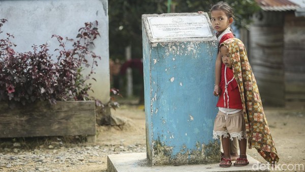 Salah satu tradisi SAD yang sampai sekarang masih dipegang teguh terkait dengan pernikahan. Sebelum menikah, lelaki SAD akan meminta izin pada keluarga perempuan untuk meminangnya. Namun bukannya orang tua pihak perempuan yang akan memberikan lampu hijau, justru paman dari keluarga perempuan yang akan mengambil keputusan. Â Salah satu tradisi SAD yang sampai sekarang masih dipegang teguh terkait dengan pernikahan. Sebelum menikah, lelaki SAD akan meminta izin pada keluarga perempuan untuk meminangnya. Namun bukannya orang tua pihak perempuan yang akan memberikan lampu hijau, justru paman dari keluarga perempuan yang akan mengambil keputusan. Â