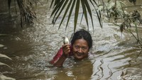 Menangkap ikan merupakan bagian dari kegiatan berburu dan meramu yang dilakukan SAD untuk mencukupi kebutuhan pangan. Orang SAD terbiasa menangkap ikan dengan tangan kosong atau biasa disebut ngakop ikan. Cara ngakop ikan ini sudah diajarkan secara turun-temurun. Biasanya para wanita akan melakukan ini untuk membantu mencukupi makanan di keluarga.  