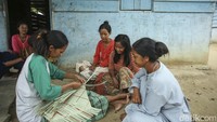 Para perempuan SAD pandai membuat anyaman tikar yang disebut lapik. Lapik yang mereka buat seukuran sejadah yakni 60 x 125 sentimeter. Cara pembuatannya masih sederhana dan mengandalkan bahan-bahan yang ada di hutan yakni daun rumbia, buah jernang dan kunyit.  