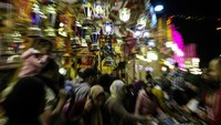 Namun seiring tahun 2000-an, lentera tradisional Kairo mulai bangkit. Restoran dan hotel mulai memilih untuk memasang lentera sebagai dekorasi Ramadhan untuk iftar dan Sahur mereka.