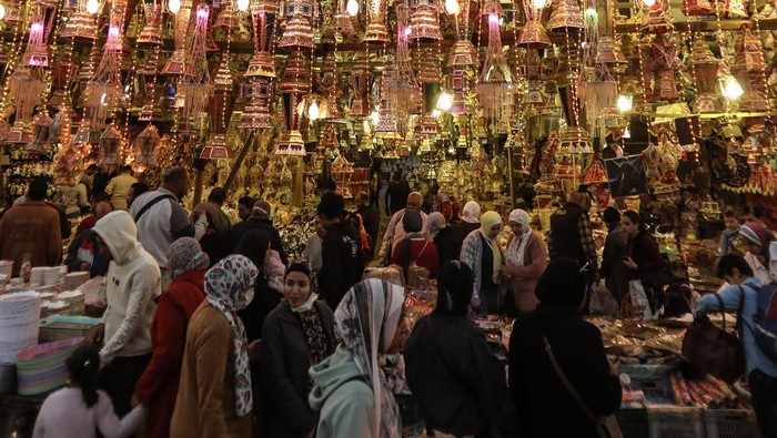 Lentera Tradisional Kairo, Dekorasi Ramadhan Khas Mesir Lentera dengan berbagai warna, pola, dan ukuran ditata untuk dijual di kios-kios pasar di Kairo, Mesir, Rabu (1/3/2023).