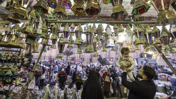 Lentera dengan berbagai warna, pola, dan ukuran ditata untuk dijual di kios-kios pasar di Kairo, Mesir, Rabu (1/3/2023).