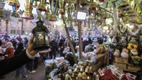 Ada banyak kisah tentang bagaimana tradisi ini dimulai di Mesir sekitar abad ke-10. Beberapa berasal pada seorang raja dari salah satu periode Arab-Muslim, sementara yang lain berasal pada norma-norma sosial. Satu hal yang sama adalah bahwa lentera selalu menjadi barang dekoratif klasik di bulan Ramadhan.