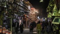 Lentera tradisional kalah bersaing dengan buatan China yang menggunakan lampu mini listrik daripada lilin kecil dan memainkan musik Ramadhan tradisional saat disentuh.