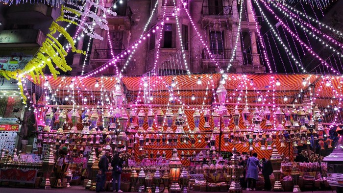 Lentera dengan berbagai warna, pola, dan ukuran ditata untuk dijual di kios-kios pasar di Kairo, Mesir, Rabu (1/3/2023).