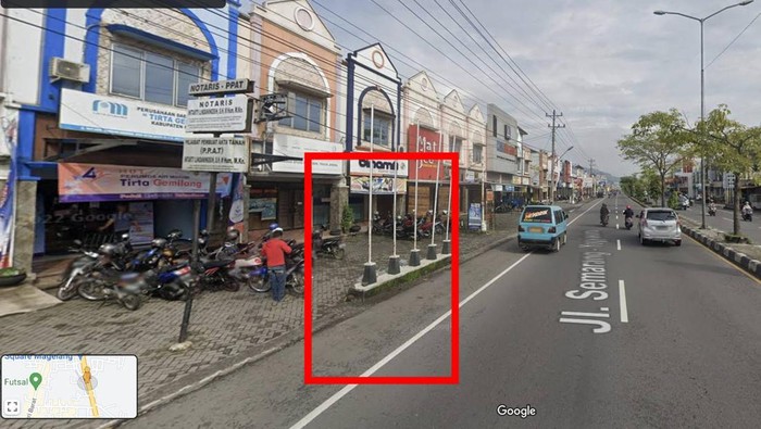 Lokasi jatuhnya pemotor yang bacok kap mobil di Magelang, Senin (6/3/2023).