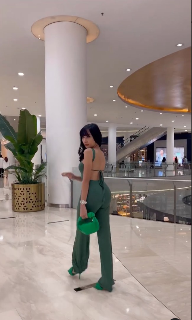 Melalui akun Instagram pribadinya Lucinta Luna mengaku telah berhasil menurunkan berat badannya hingga 19 kg. Jadi lebih langsing, Lucinta Luna pun semakin percaya diri untuk memamerkan bentuk tubuhnya itu. Foto: Instagram/@lucintaluna_manjalita