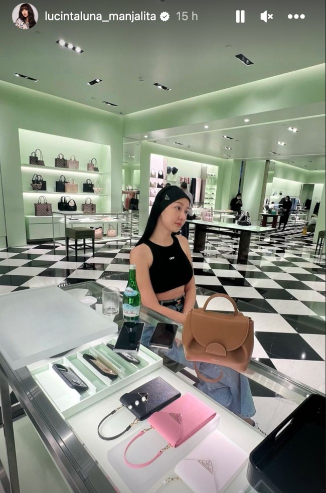 Sebelum mengaku turun berat badan, Lucinta Luna diketahui sudah beberapa kali melakukan operasi plastik pada beberapa bagian tubuh dan wajahnya. Tak heran jika penampilannya kini pun jadi semakin menawan. Foto: Instagram/@lucintaluna_manjalita